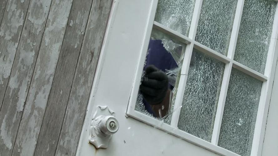 小偷打碎窗户开门_1280x720_高清视频素材下载(编号:)