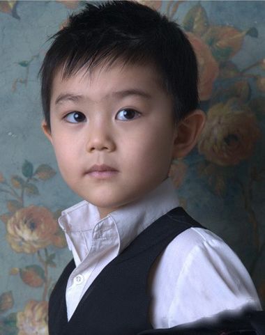 六岁小男孩超 短发碎发发型
