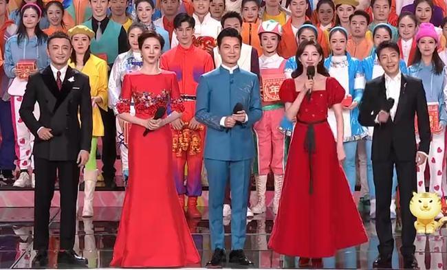央视春晚主持人站位显地位任鲁豫站c位新主持马凡舒气质抢镜