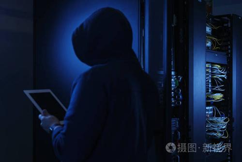 戴兜帽的电脑黑客窃取信息与 tablet pc