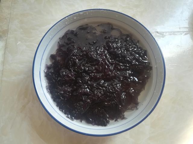 如果紫菜泡凉水后像下图,颜色变浅是正常现状,这种紫菜是可以吃的.