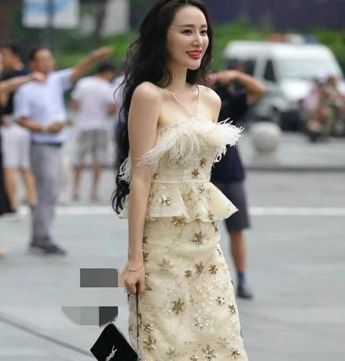 街拍美女这套吊带低胸装很展示身材