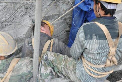 工人高空坠落遭钢筋穿身 穿透左腿从右胸穿出