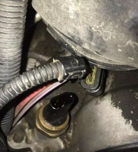 这个传感器安装在机油滤清器旁边,检测机油压力,安装位置发动机左前方