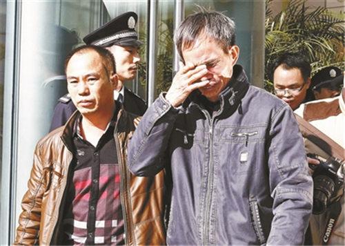 昨天,林森浩的父亲林尊耀走出法庭时掩面痛哭 摄影/新华社记者 陈飞