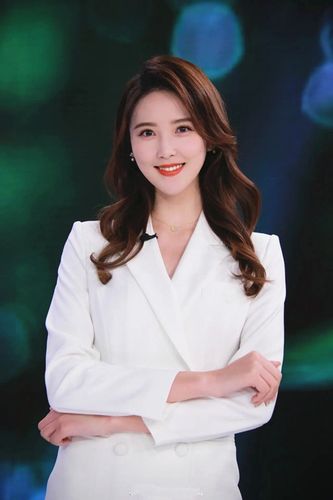 中国传媒校花女神李丹职业搭配带着清甜身材颜值满分