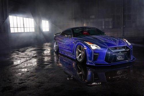 总有1000匹马力的爆改gtr,这外观也是非常花哨了!