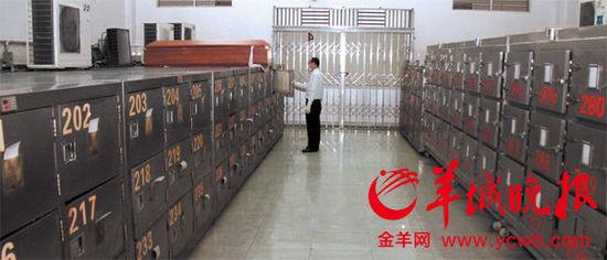 目前市殡仪馆已有100多具无人认领遗体 羊城晚报记者 王俊伟摄 遗体逐