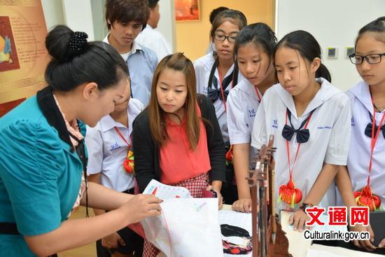 曼谷中国文化中心举办泰国中学生文化体验夏令营