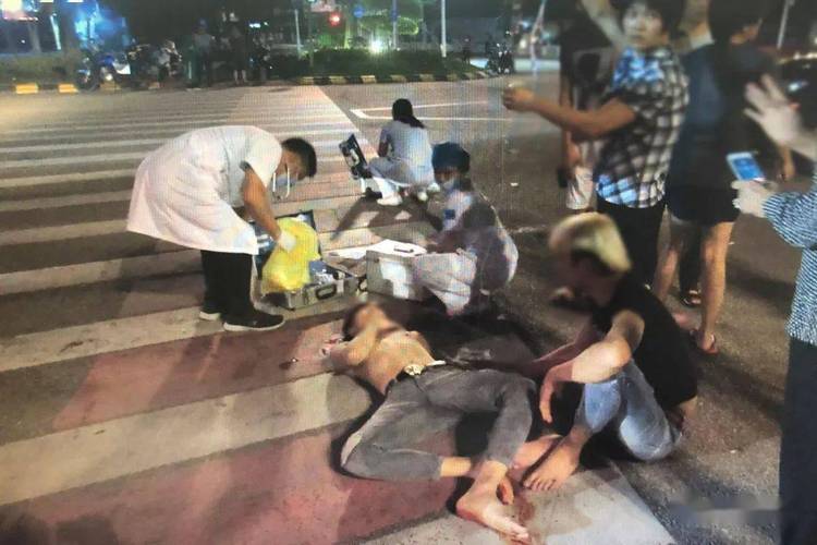 "鬼火"少年冲红灯惨被截肢!
