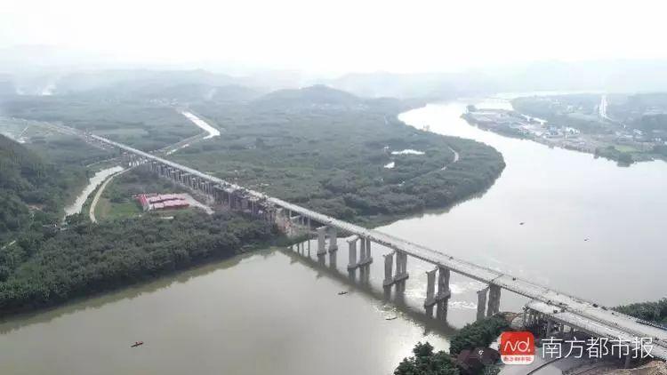 西江特大桥南岸云浮侧连通云安区,北岸肇庆侧临近德庆县龙母庙.