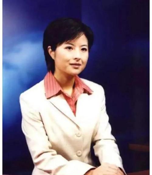 45岁李铁娶小18岁央视名嘴张泉灵,老夫少妻,却说:有的