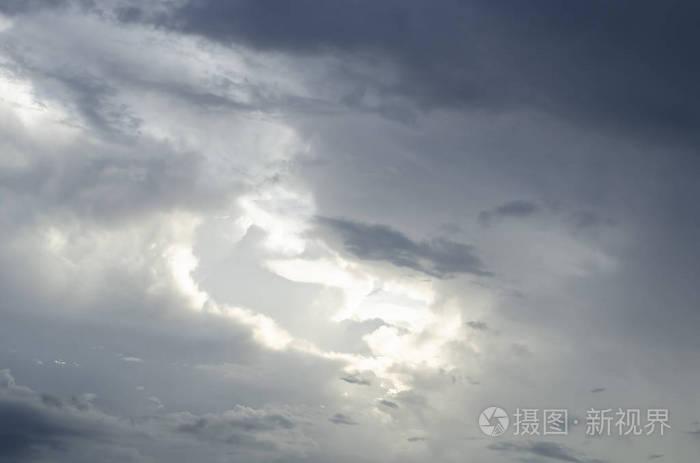 在天空中,乌云密布,阳光在阴天窥视. 云是由中等厚度的积雨云组成的.