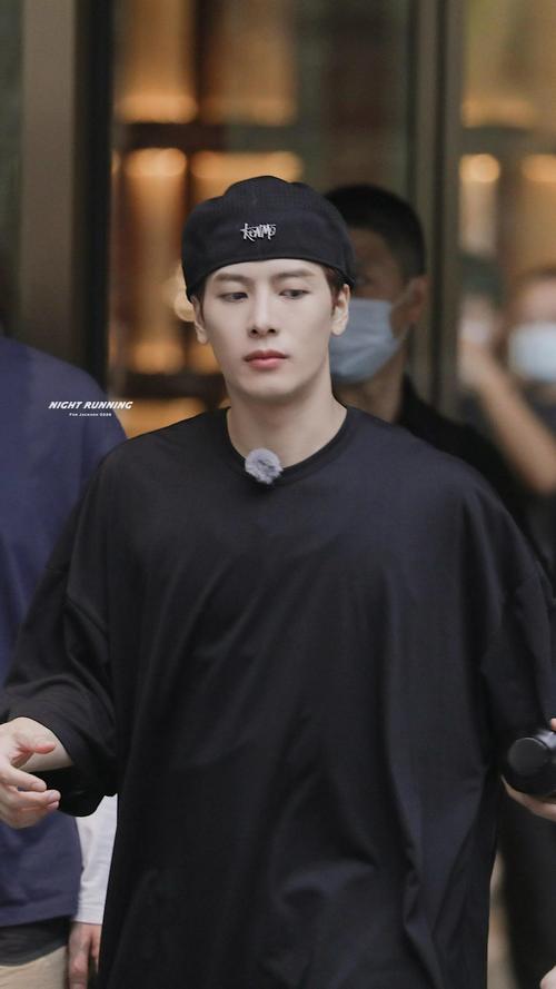 王嘉尔嗨放派录制上班饭拍黑色宽松t搭配黑色棒球帽