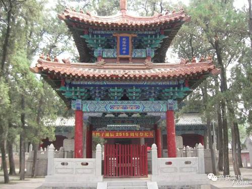 乾隆十三年,清高宗御书"宗圣曾子"赞,派官员到曾庙祭曾立石.