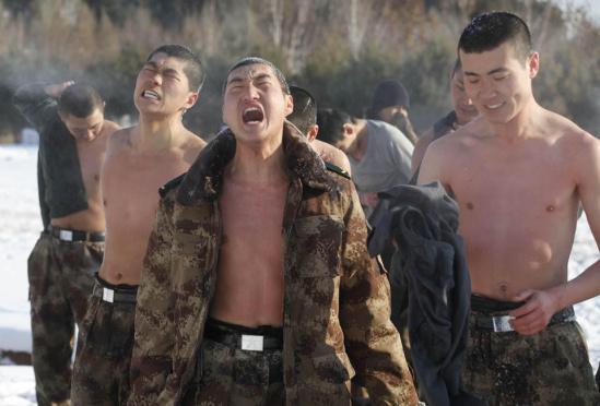 黑河边防官兵-30°下赤膊训练
