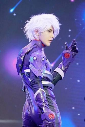 其实汪东城cosplay的潜力,早在偶像剧《终极一班》里就有显现,当时他