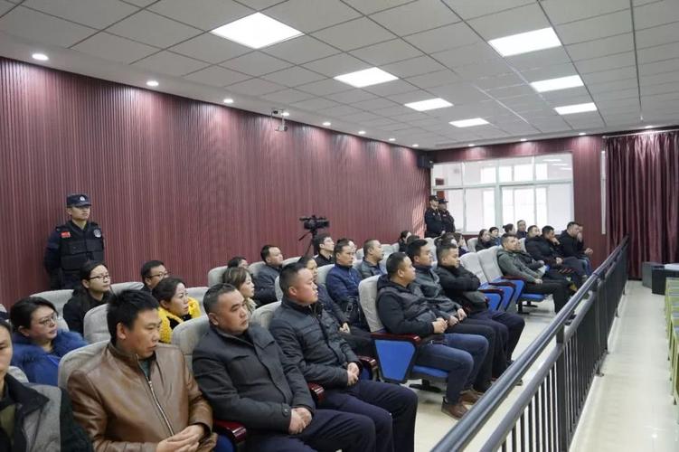 六枝法院开庭审理周纯等8人涉黑案