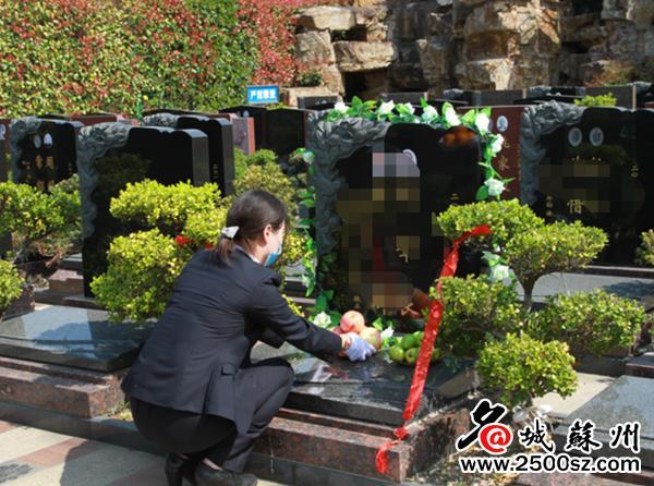 陵园工作人员正在进行代客祭扫,并以照片或视频的形式反馈,让亲情