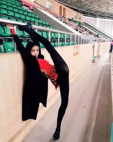 妹子,保持好这个姿势,要淡定哦,练劈腿可不容易!