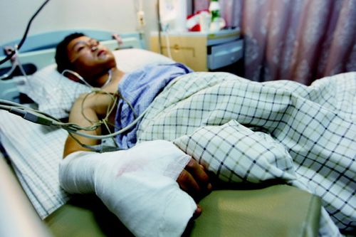 右手骨折,他仍紧紧摁住嫌犯