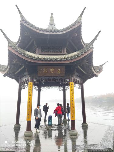 到了湖滨的集贤亭.这是湖滨最好的观景点.别处都是太闹了.