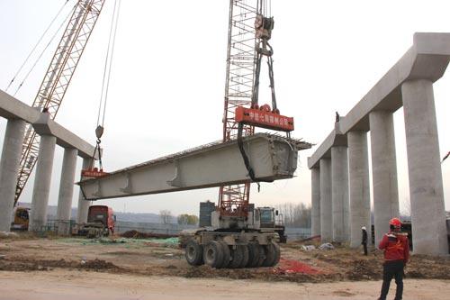 目前伊洛河大桥西岸60片30米预制箱梁开始架设,结构为先简支后连续