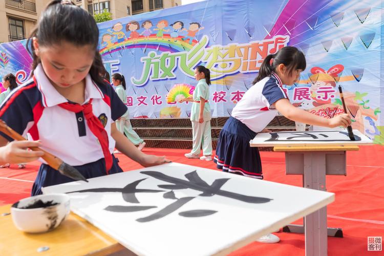 学生们进行现场表演书法,小小年纪毛笔字写的很棒.