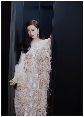 范冰冰红毯首秀强势回归,穿薄纱羽毛裙美若天仙,生图被小花艳压