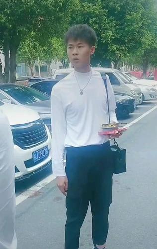 许华升带来许多礼品看望好兄弟,受到当地人的欢迎,一