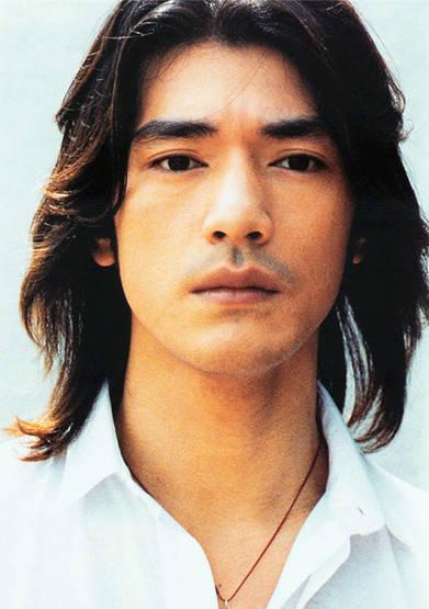 角色介绍:角色名:石川启吾演员名:金城武简介:在美国长大的名音乐