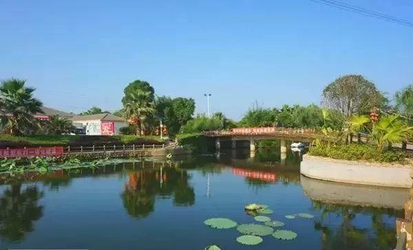 它如同镶嵌在鄱阳湖畔的一个宝岛,   与南昌只有一江之隔