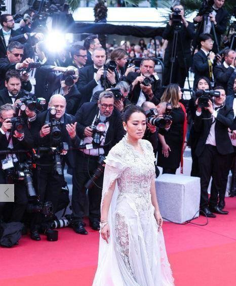 众星亮相红毯秀巩俐携男友一起出席场上霸气场下却小鸟依人