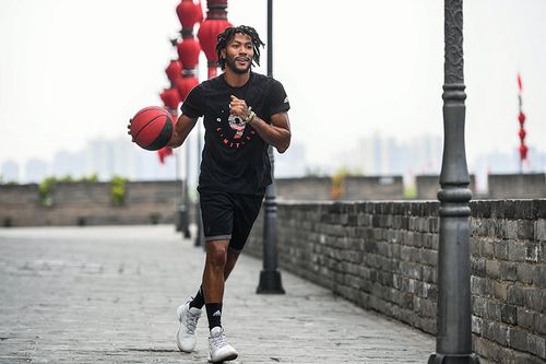 罗斯化身 "快递小哥" 为球迷送上神秘大礼,2018 中国行完整回顾