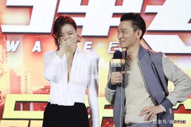 32岁倪妮美得大方,穿深v礼裙身姿曼妙,同框刘德华也不输气场