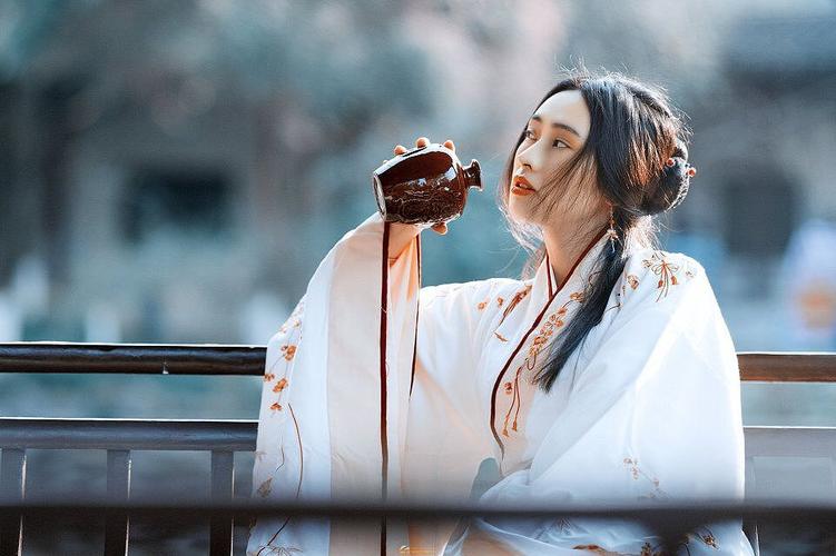 古装饮酒