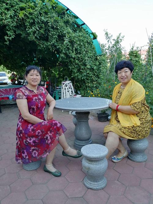 漂亮温文尔雅的班素芝,贤淑美丽的董素珍难得的相聚呀