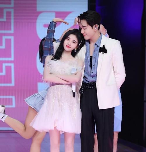 鞠婧祎连换两套造型,和曾舜晞合唱好甜,二人的身高差却成亮点