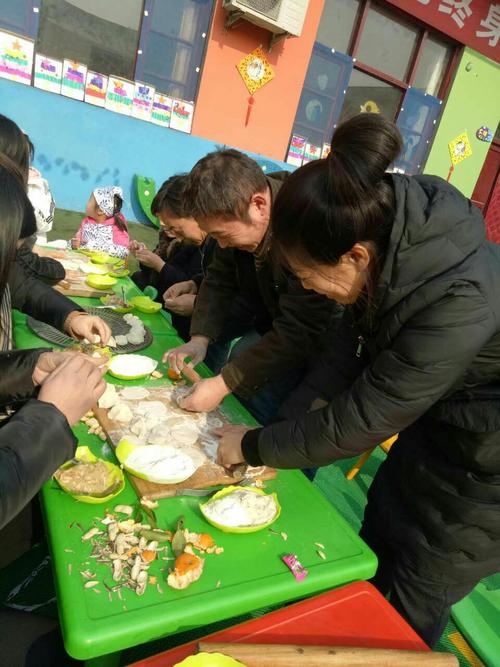 看看我们启蒙幼儿园的宝妈奶爸包饺子技术活做的挺溜,大赞