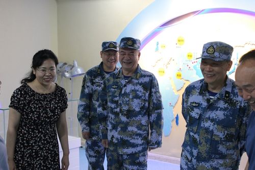 2019年8月9日,海军总部袁华智上将一行调研海军希望小学