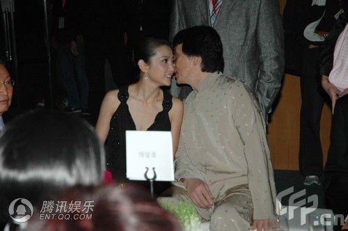 组图:玩飞车被成龙揩油 李冰冰玉颈现"龙吻"