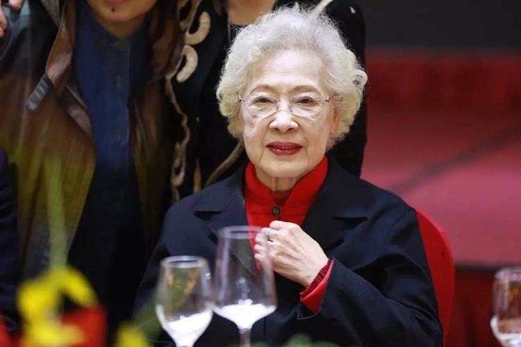 快100岁了还在演电影,可以说是最老的女演员,丈夫儿子