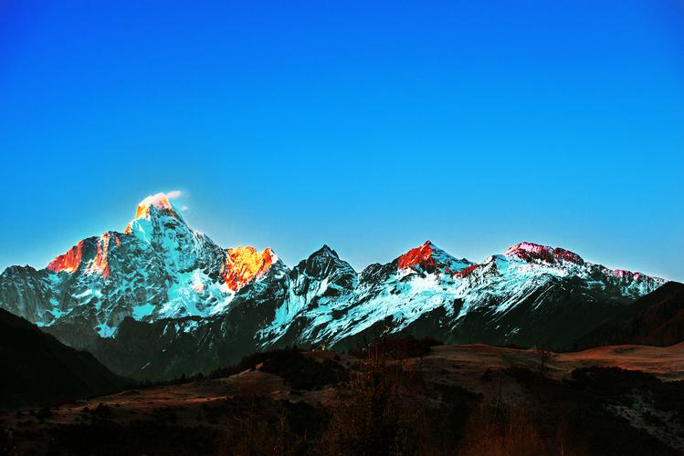 标题:日照金山——四姑娘山全貌