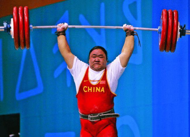 观众们又想到了我国女子举重运动的代表人物唐功红.