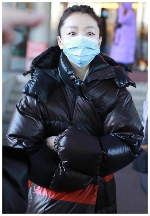 周冬雨裹羽绒服亮相春晚联排 戴大口罩更显小脸精致