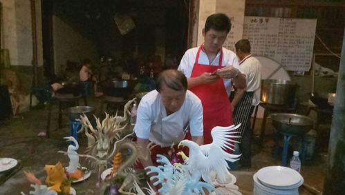 只要请来村友邻里,搭棚设灵,都少不了迎纸扎,请灵,盖棺罩,献饭,奠酒