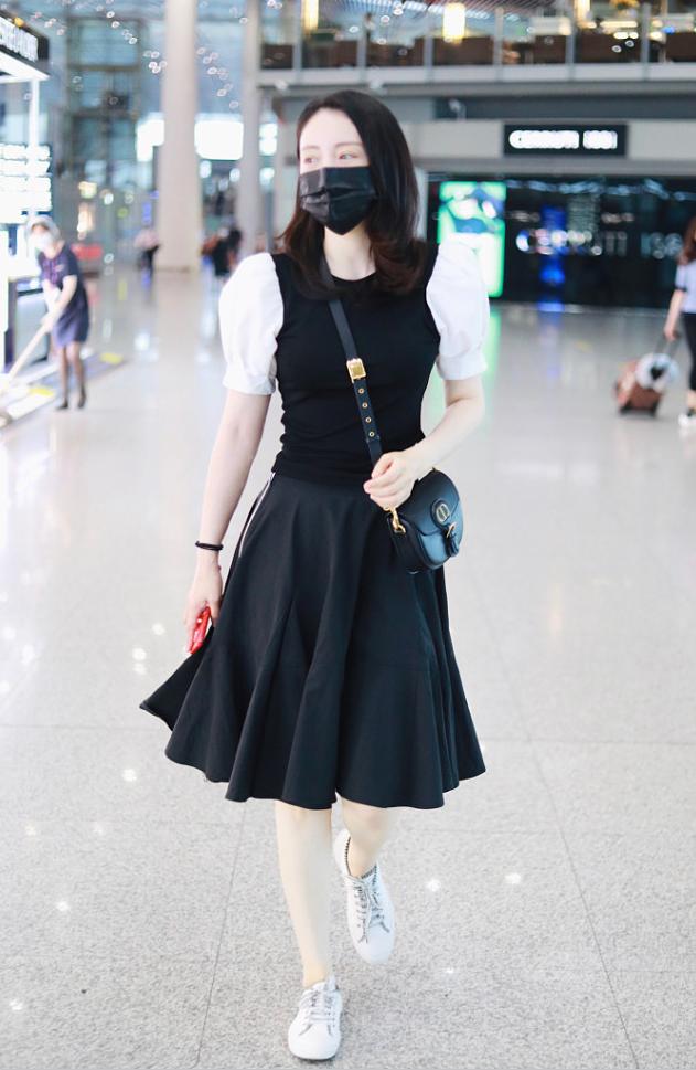 原创董璇穿搭真接地气,紧身黑白拼接上衣勒出小蛮腰,感觉还有少女感