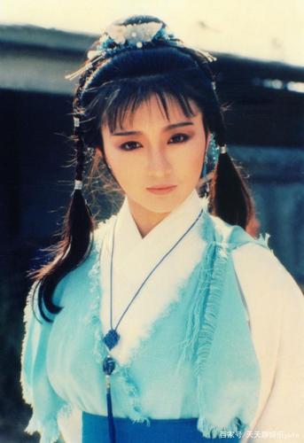 还记得她在《僵尸先生》中饰演的从西洋留学回来,任老爷任发的女儿.