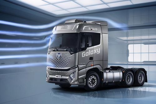 580马力 amt,高科技配置超多,欧曼银河牵引车亮相上海