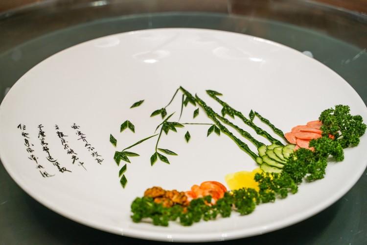 他的饮食观也与其哲学观,美学观相契合,无论凉菜热菜,每一道菜品的摆